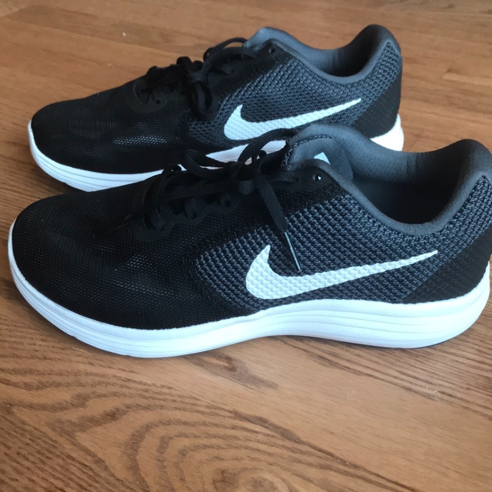 NIKE Men's Revolution 3 Running Shoe Size 8W-NWOT